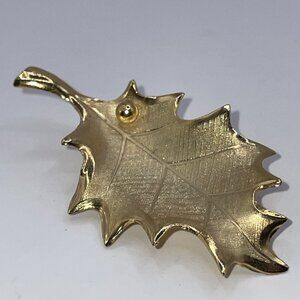 Vintage Giovanni Gold Tone Holly Leaf W/ Small Berry Designer Signed‎ Brooch Pin